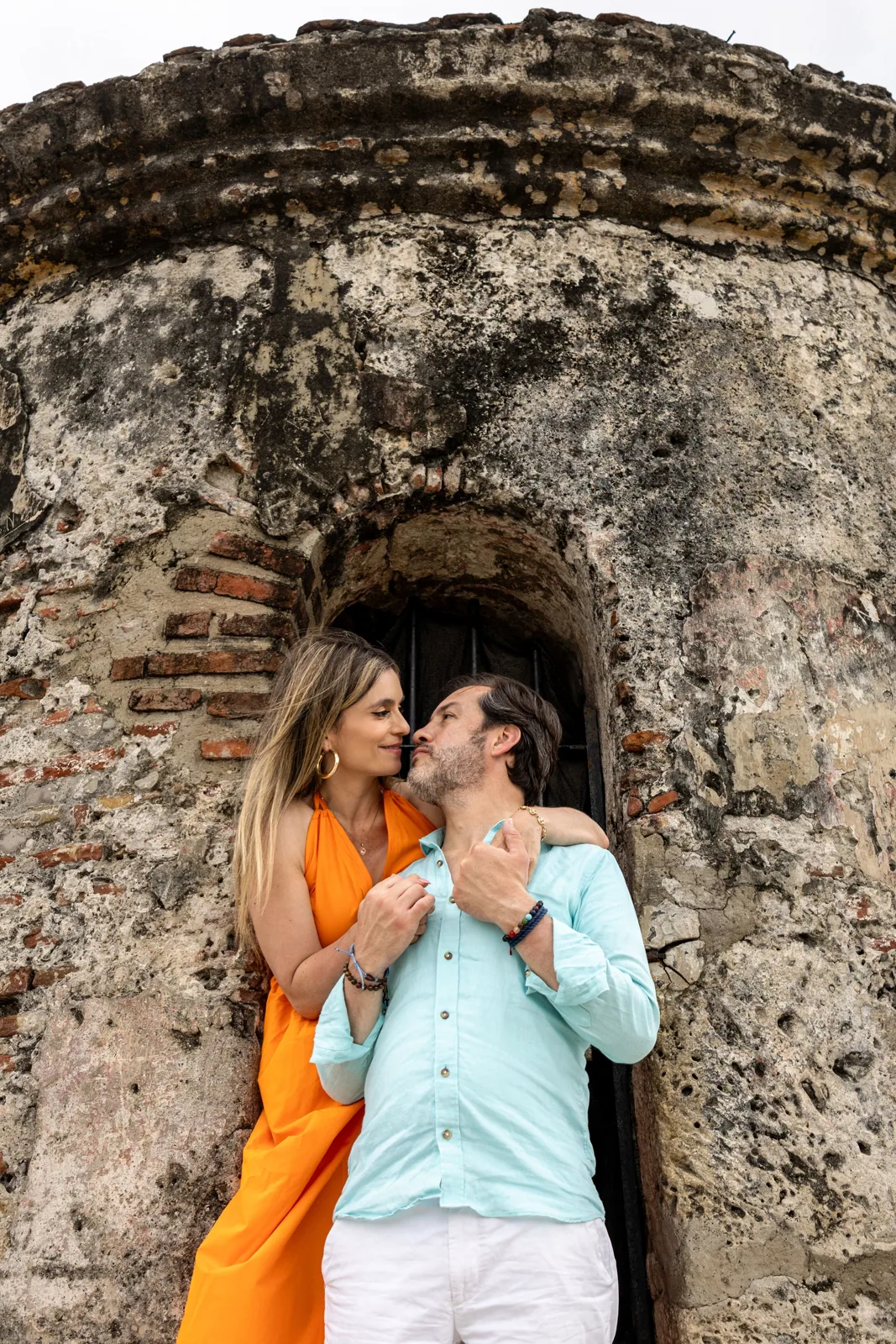 Carlos besando a Carol dentro de una torre de la muralla