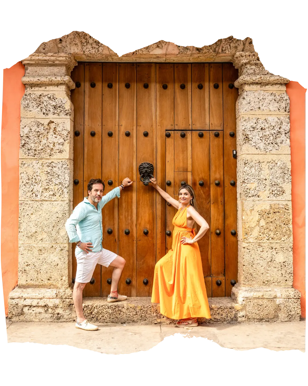 Carol y Carlos posando frente a una gran puerta de madera colonial