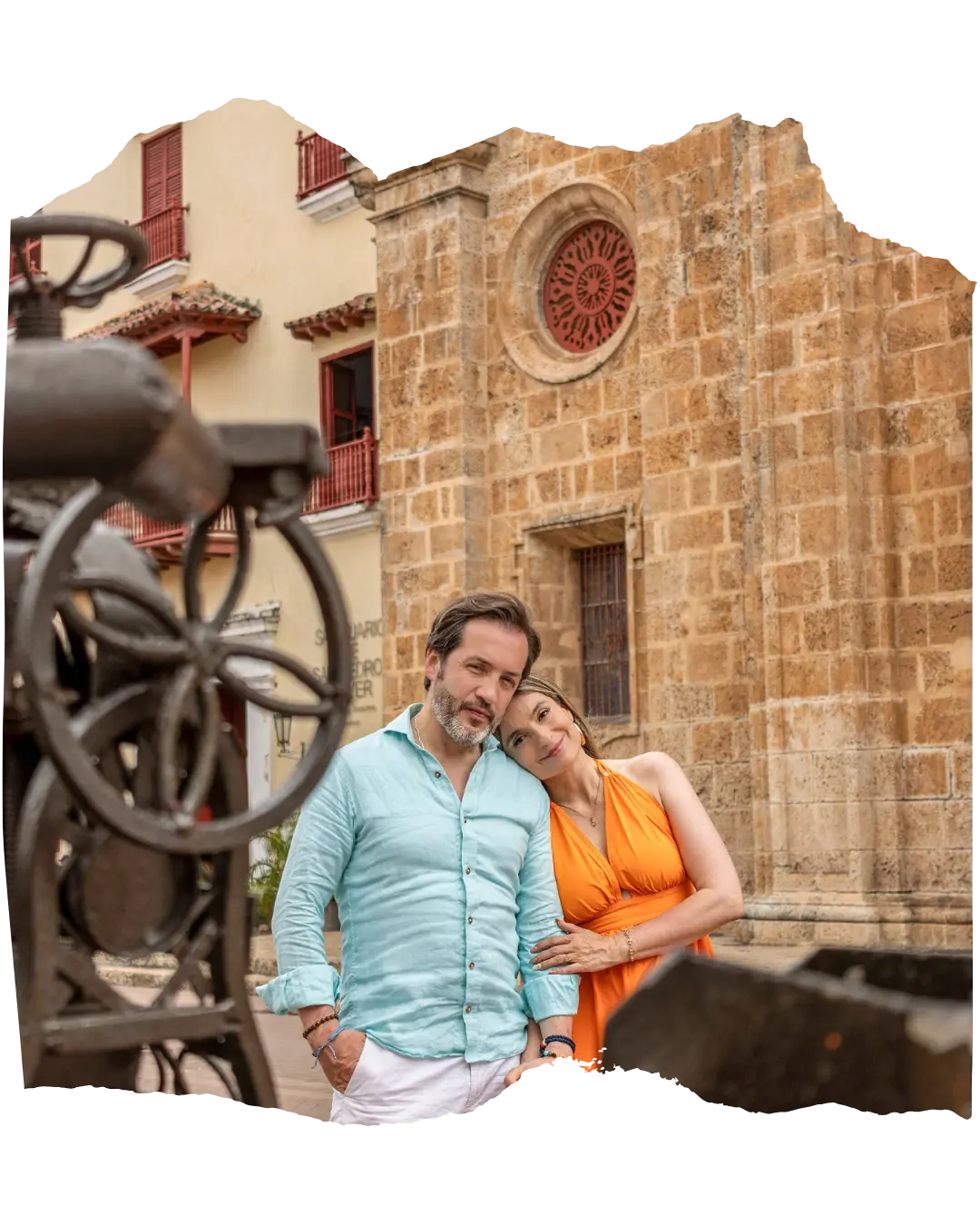 Carol y Carlos abrazados frente al Santuario de San Pedro Claver